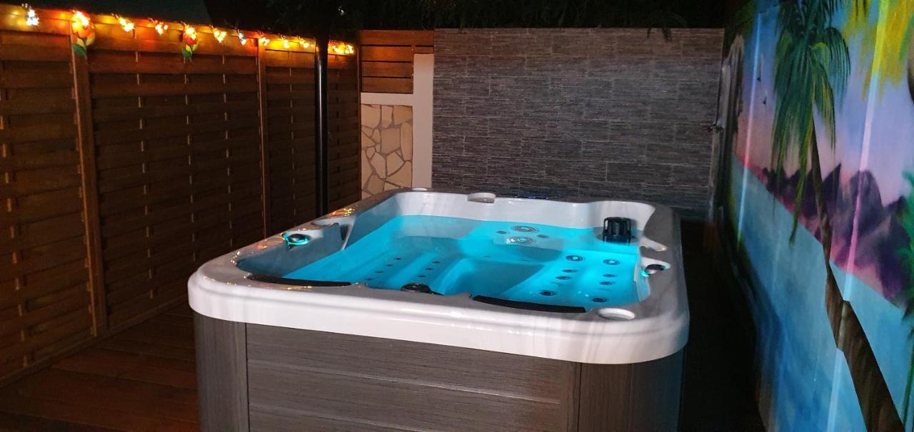 Chez Claudia: Charming Retreat with Private Jacuzzi and Pool Apartment Courcelles Exterior photo