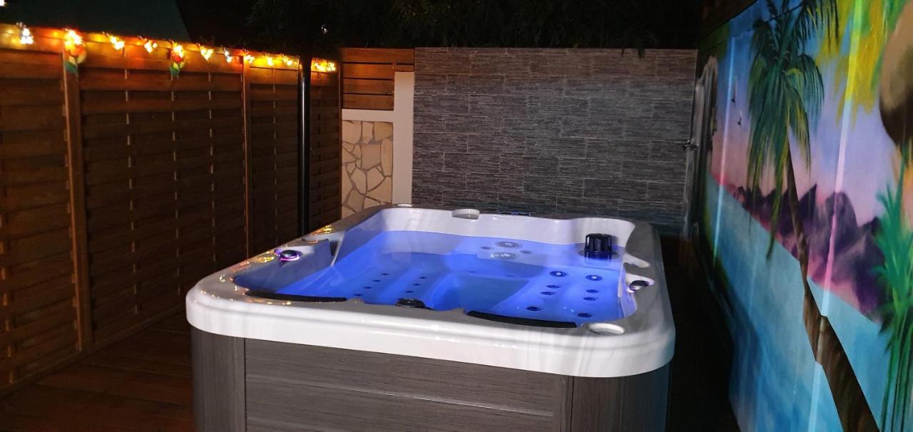 Chez Claudia: Charming Retreat with Private Jacuzzi and Pool Apartment Courcelles Exterior photo