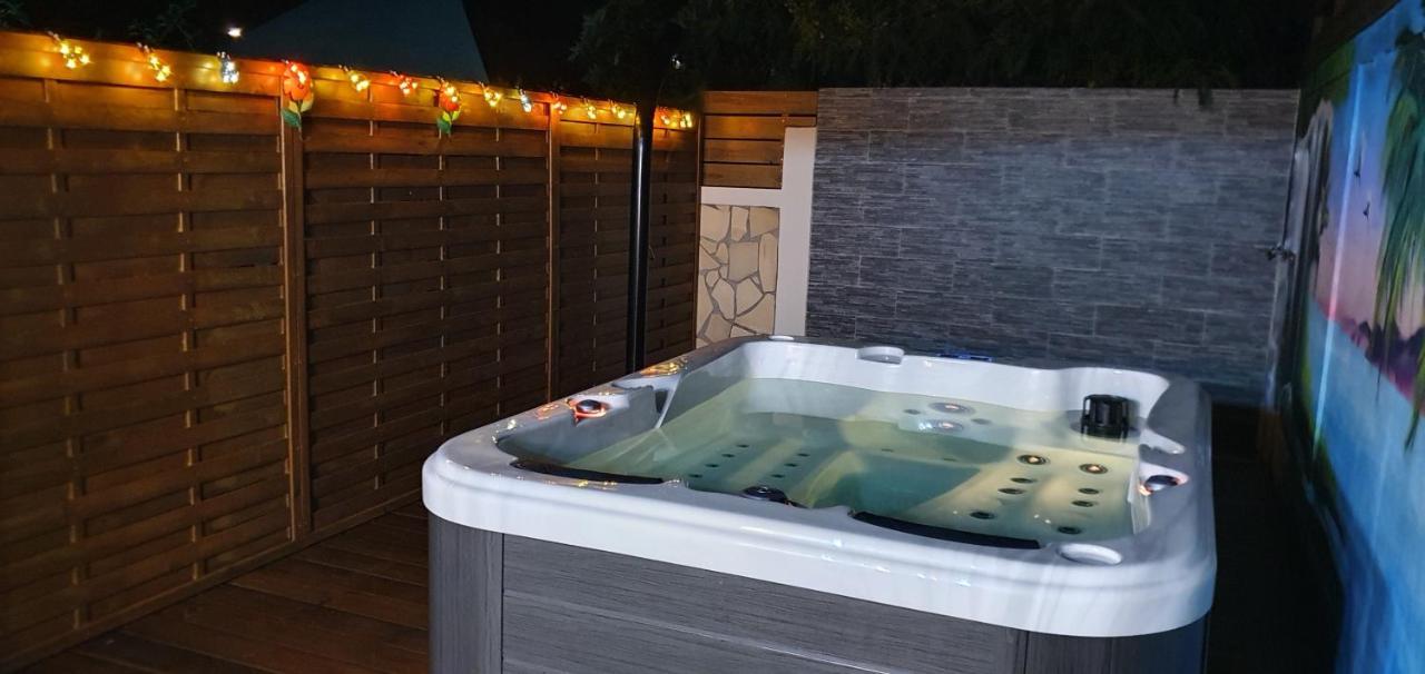 Chez Claudia: Charming Retreat with Private Jacuzzi and Pool Apartment Courcelles Exterior photo